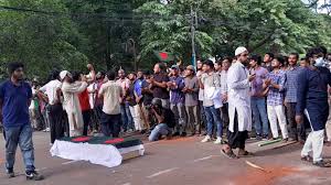 কফিন মিছিল আন্দোলনকারীদের ঢাকা বিশ্ববিদ্যালয়ে, পুলিশের সাউন্ড গ্রেনেড নিক্ষেপ