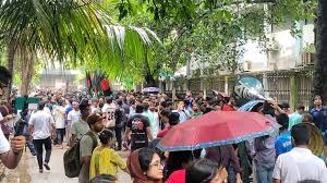 মধুর ক্যান্টিনের সামনে ছাত্রলীগের অবস্থান, গ্রন্থাগারের সামনে আন্দোলনকারী