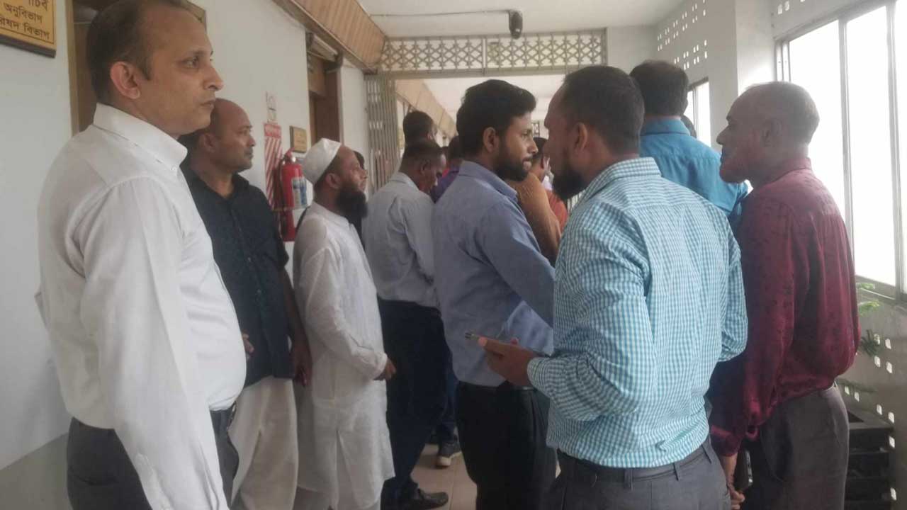 Even today, the de-promoted officers and employees have gathered in the secretariat