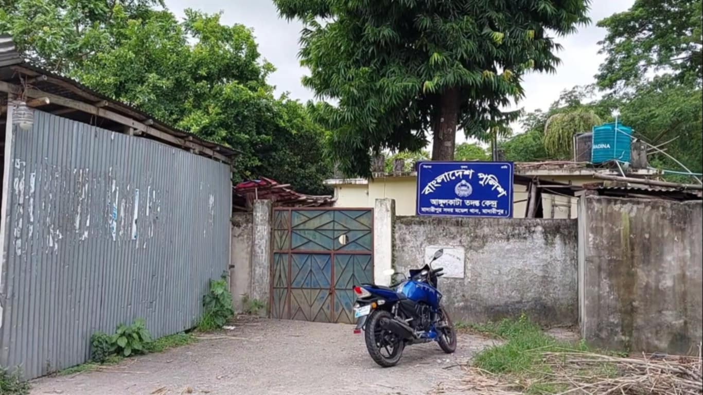 মাদারীপুরে পুলিশ তদন্ত কেন্দ্রের তালা ভেঙ্গে হামলা ও ভাংচুর, গাছে উড়লো সর্বহারাদের পতাকা