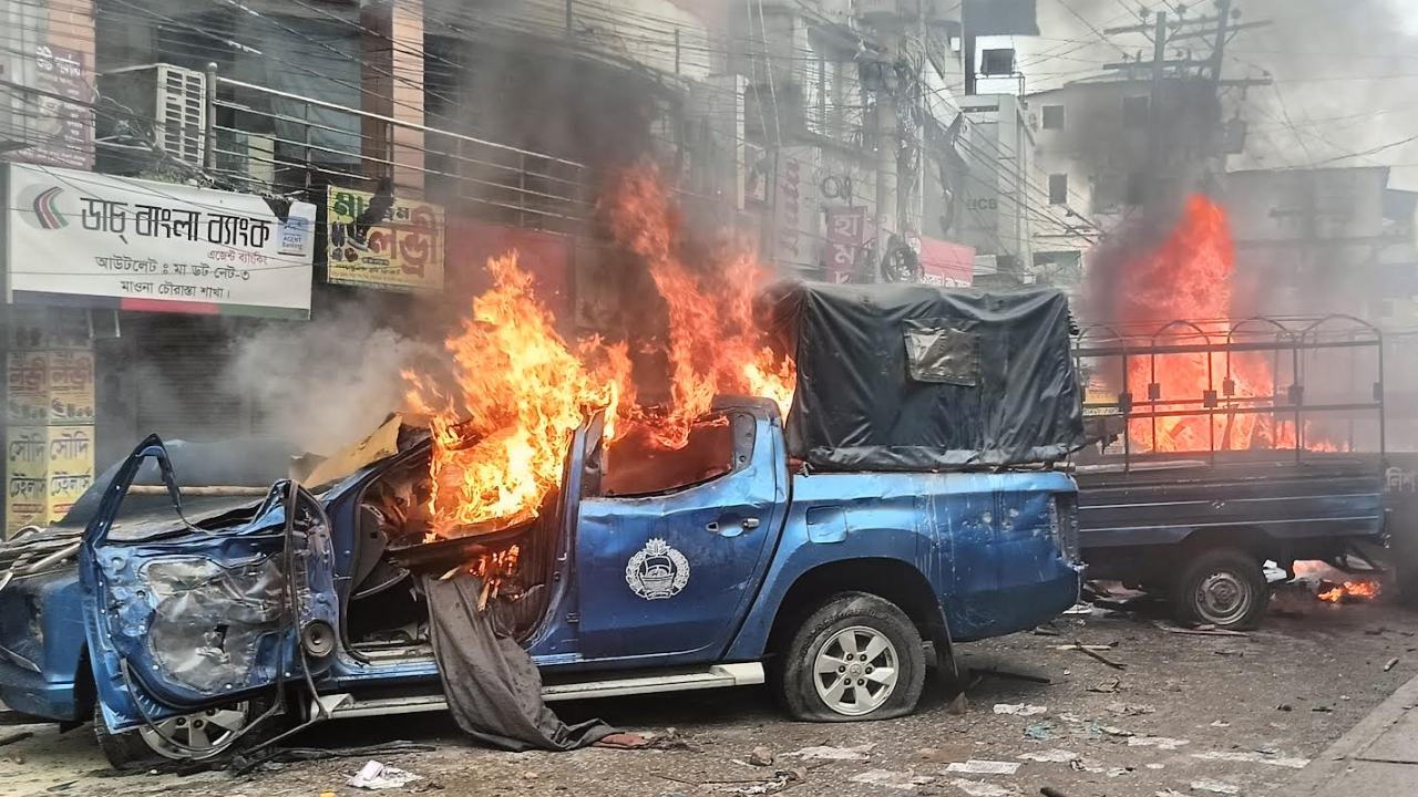 গাজীপুরের শ্রীপুরে পুলিশের ৩ গাড়িতে আগুন