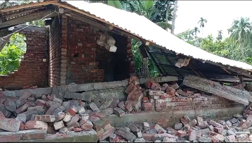 Allegations of attack and vandalism on expatriate's house due to previous enmity in Madaripur