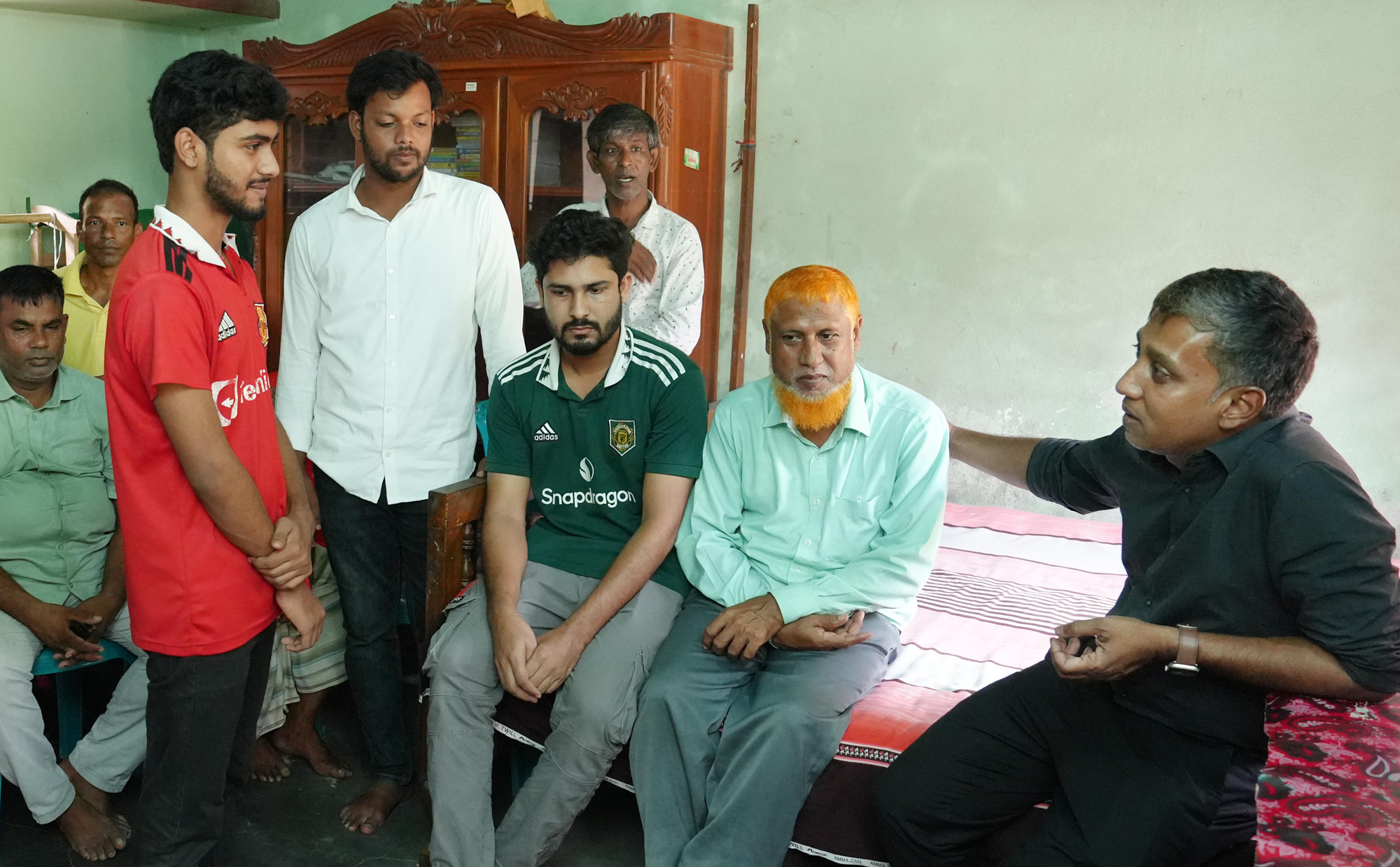 Vice-Chancellor Pabiprabi stands beside the families of the martyrs and the injured in the anti-discrimination movement