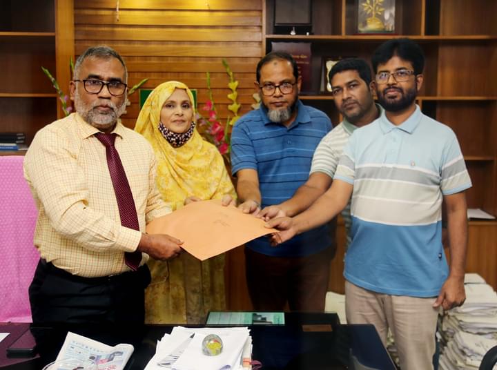 জুলাইয়ের মানবতাবিরোধী অপরাধে জড়িতদের প্রতিবেদন ইবি উপাচার্যের নিকট হস্তান্তর