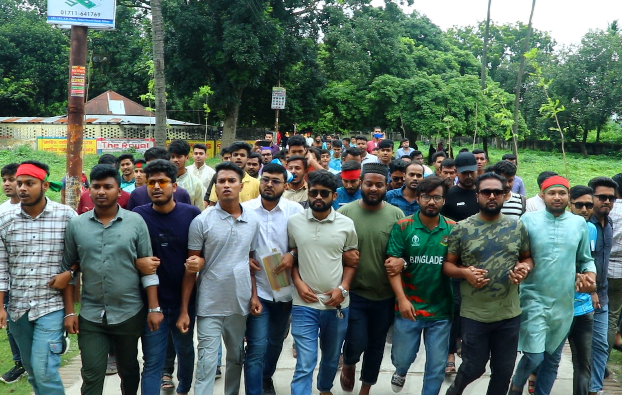 ছাত্রলীগ নিষিদ্ধ ঘোষনার পর পাবনায় আনন্দ মিছিল ও মিষ্টি বিতরণ