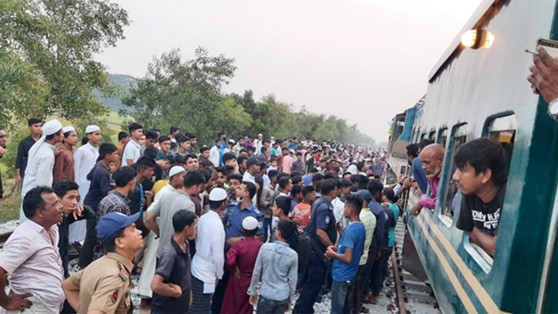 Railway department's 17 coaches, truck movement stopped around Azhari's mahfil!