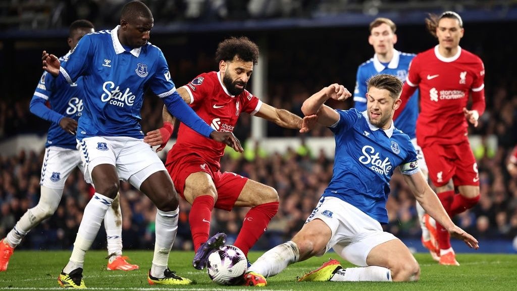4 red cards thrill: Liverpool stopped Everton!