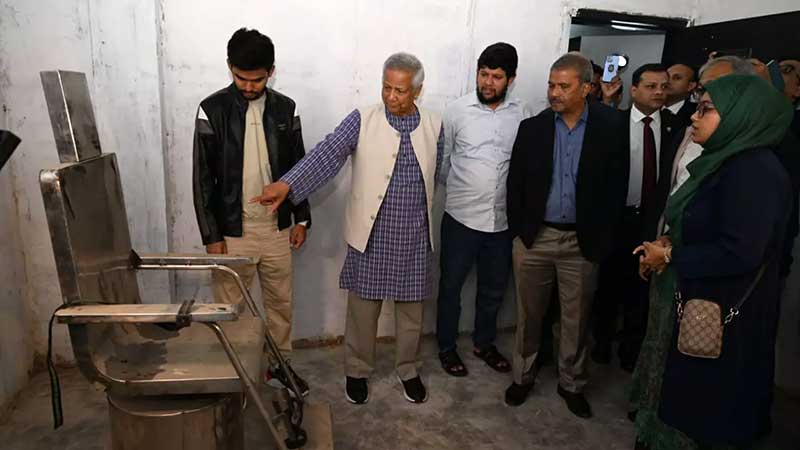 Chief Advisor visits 'Aynaghar' with four advisors!