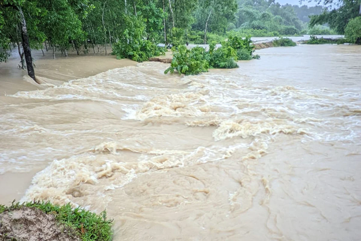 Feni suffers severe waterlogging due to continuous heavy rains, Muhuri River embankment breaks at 7 places!