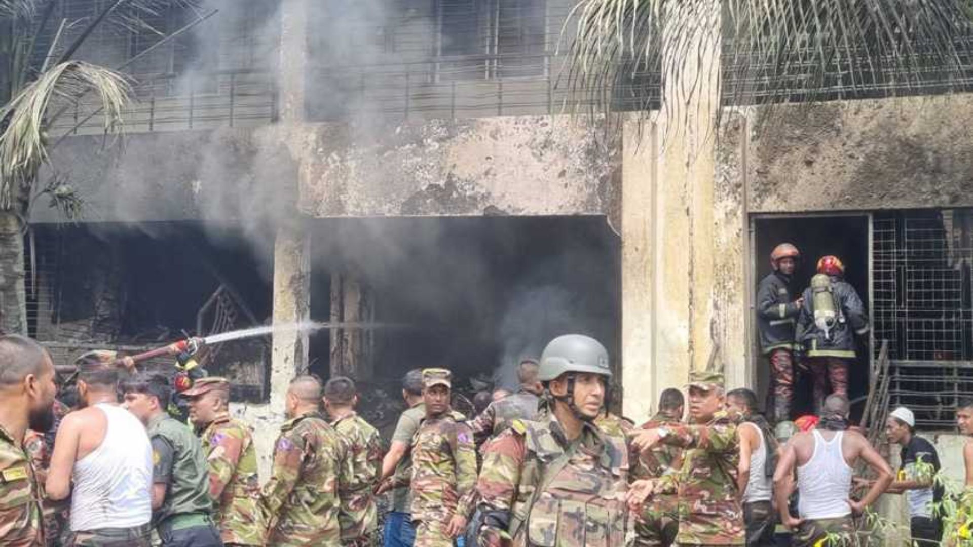 উত্তরায় বিমান দুর্ঘটনায়, নারী-শিশুসহ অন্তত ২৬ আহত উদ্ধার কাজ চলছে