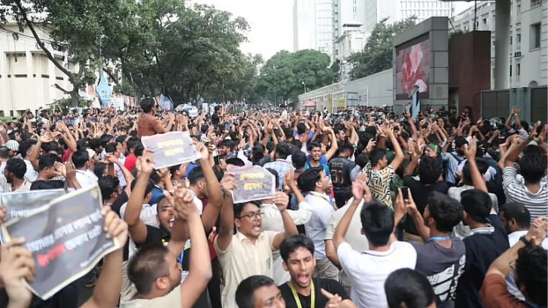 Students break through gate and enter Secretariat