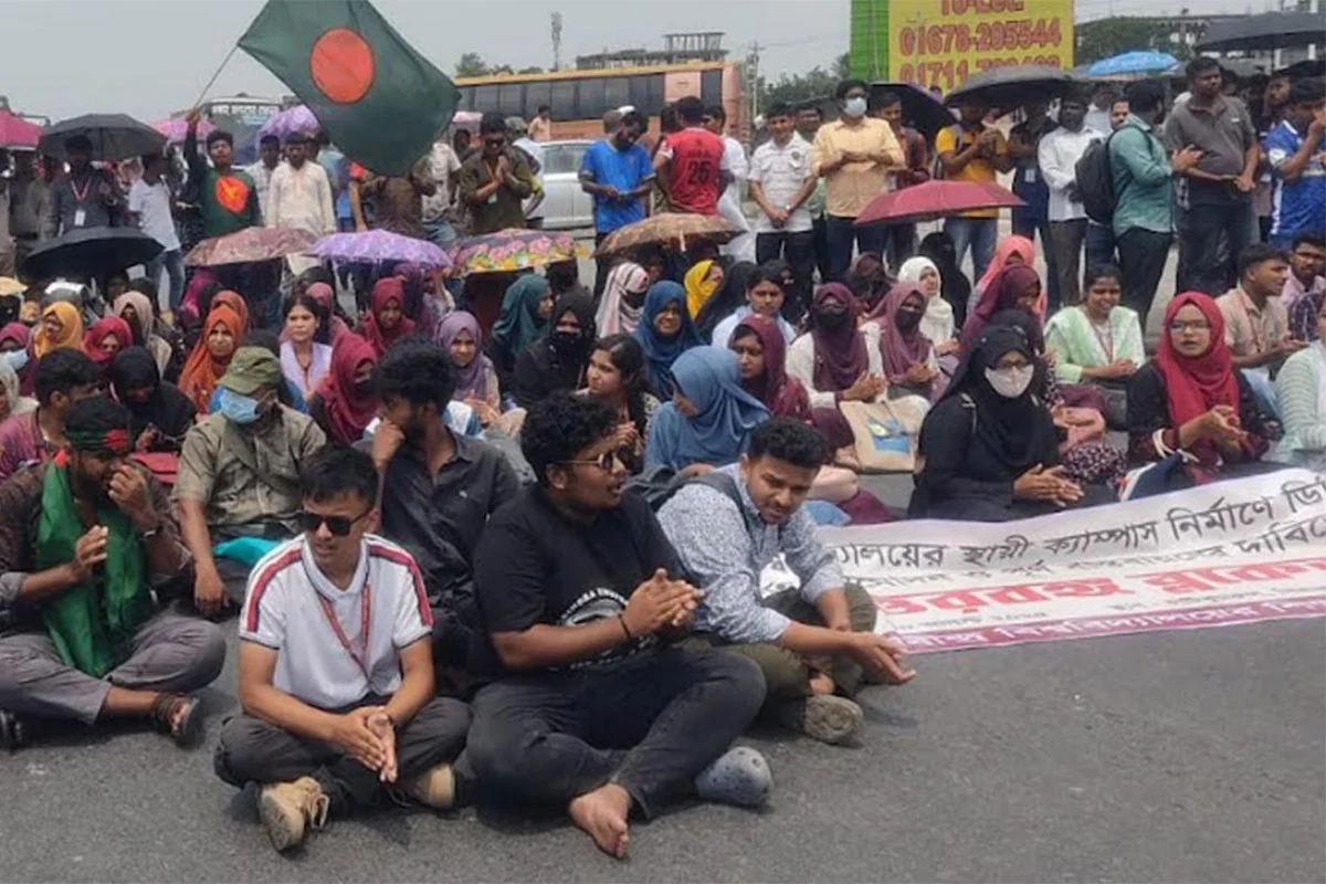 স্থায়ী ক্যাম্পাসের দাবিতে সড়কে রবীন্দ্র বিশ্ববিদ্যালয়ের শিক্ষার্থীদের অবস্থান, উত্তরবঙ্গ-ঢাকা সড়ক যোগাযোগ বন্ধ