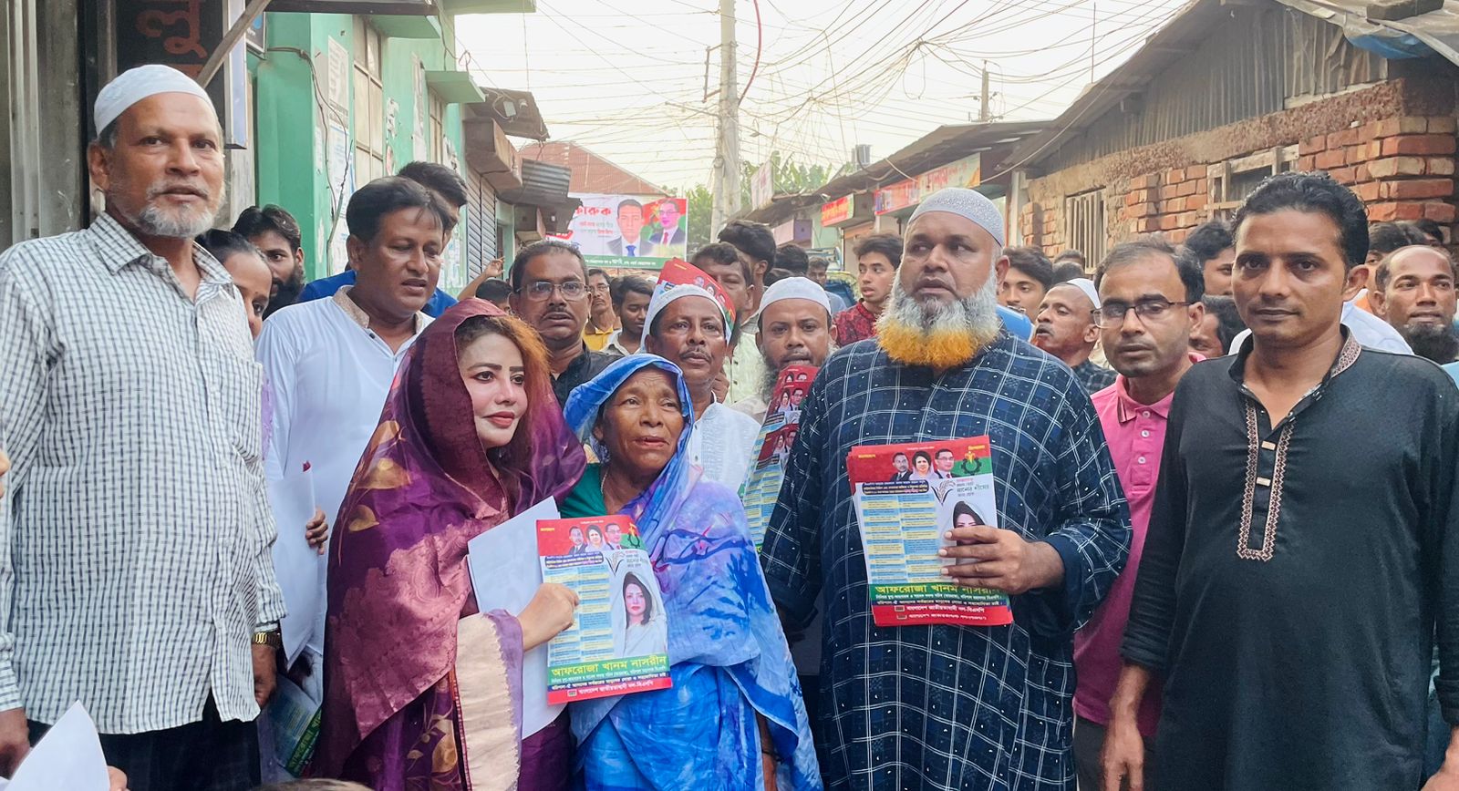 বরিশালে বিএনপি নেত্রী নাসরিনের নেতৃত্বে লিফলেট বিতরণ